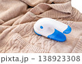 ウール衣類の毛玉を毛玉クリーナーで取る作業、主婦の家事 138923308