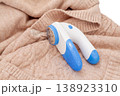ウール衣類の毛玉を毛玉クリーナーで取る作業、主婦の家事 138923310