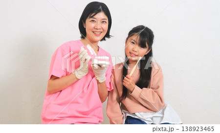 歯医者さん 小学生 歯の勉強 イメージ 138923465