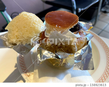サバランケーキ ─ スプーンで切った断面写真・マロンとホイップクリーム サバランケーキ ─ スプーンで切った断面写真・マロンとホイップクリーム 138923613