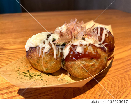 たこ焼き ─ かつおぶしがよく見える正面アングル たこ焼き ─ かつおぶしがよく見える正面アングル 138923617