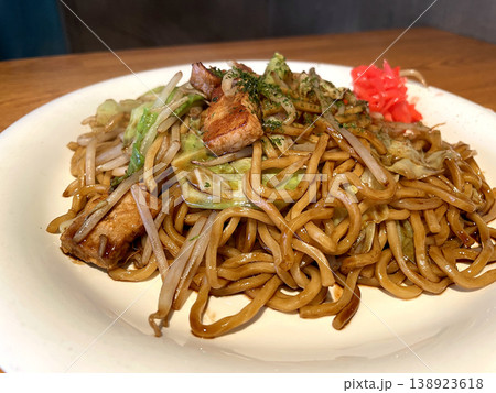 ソース焼きそば ─ 豚肉・キャベツ・もやし・紅生姜のせ・全体 ソース焼きそば ─ 豚肉・キャベツ・もやし・紅生姜のせ・全体 138923618