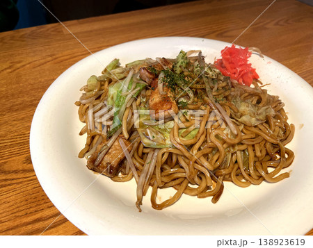ソース焼きそば ─ 斜め前アングルの全体写真 ソース焼きそば ─ 斜め前アングルの全体写真 138923619