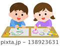 お絵描きをする楽しそうな男の子と女の子　イラスト 138923631