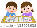 塗り絵をする楽しそうな男の子と女の子　イラスト 138923632