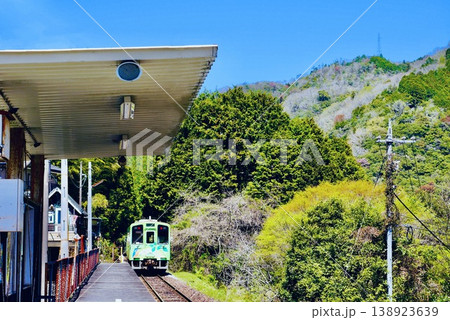 駅を出発した春の錦川清流線 駅を出発した春の錦川清流線 138923639