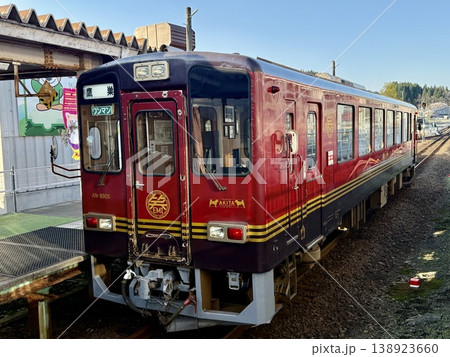 角館駅に停車するレトロな電車 角館駅に停車するレトロな電車 138923660