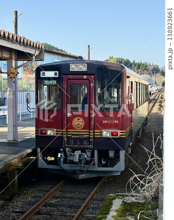 角館駅に停車するレトロな電車 角館駅に停車するレトロな電車 138923661