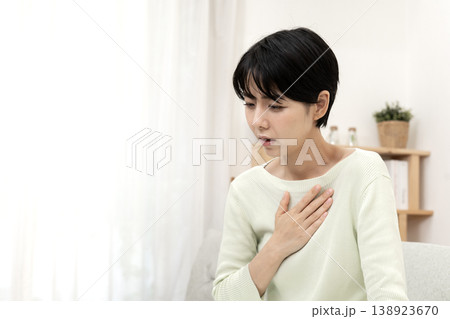 急な体調不良を感じて胸を押さえる女性 胸痛 ストレス 急な体調不良を感じて胸を押さえる女性 胸痛 ストレス 138923670