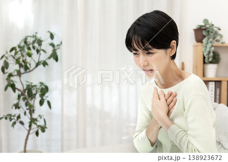 急な体調不良を感じて胸を押さえる女性　胸痛　ストレス 138923672