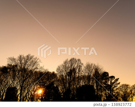 美しい冬の夕暮れの空 138923772