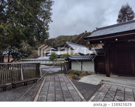 雪が降る寺 138923829