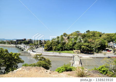 妹背山山頂から奠供山・鏡山・三断橋を望む(和歌の浦) 【和歌山県和歌山市】 妹背山山頂から奠供山・鏡山・三断橋を望む(和歌の浦) 【和歌山県和歌山市】 138923910