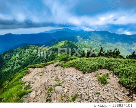 夏の岩菅山登山(岩菅山頂からの眺め) 夏の岩菅山登山(岩菅山頂からの眺め) 138924101