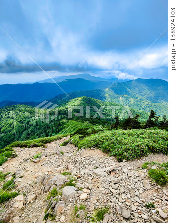 夏の岩菅山登山（岩菅山頂からの眺め） 138924103