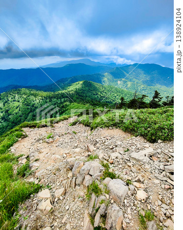 夏の岩菅山登山(岩菅山頂からの眺め) 夏の岩菅山登山(岩菅山頂からの眺め) 138924104