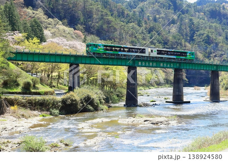 水郡線「新緑とヤマザクラを背景に走る風っこ水郡号」 138924580
