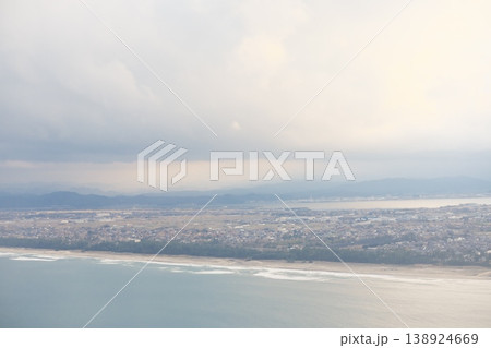 海辺の街並みと遠くの山並みを望む空撮風景 海辺の街並みと遠くの山並みを望む空撮風景 138924669