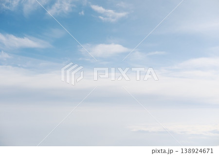 地平線に広がる青空と雲のグラデーション 地平線に広がる青空と雲のグラデーション 138924671