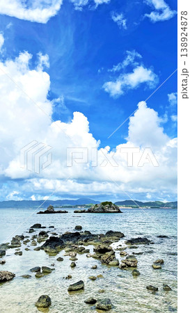 沖縄・竹富島 ミシャシの海岸と夏空に浮かぶダイナミックな入道雲 沖縄・竹富島 ミシャシの海岸と夏空に浮かぶダイナミックな入道雲 138924878