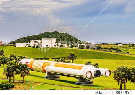 種子島宇宙センターのH-IIロケット実物大模型と青空の風景 138924950