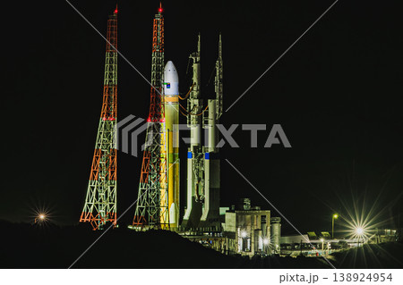 夜に照らされるH-IIIロケットと発射施設の風景（種子島） 138924954