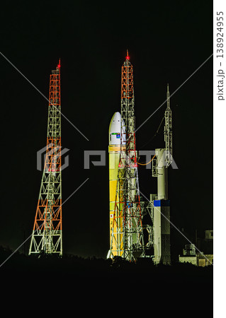 種子島宇宙センターの発射前夜、ライトアップされたロケット 138924955
