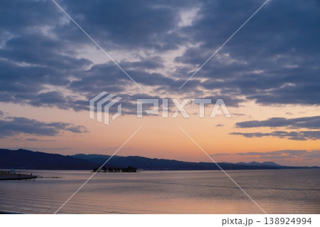 宍道湖の夕暮れの静寂、水平線に沈む太陽と穏やかな湖 宍道湖の夕暮れの静寂、水平線に沈む太陽と穏やかな湖 138924994