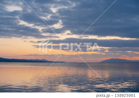 宍道湖の夕暮れの静寂、水平線に沈む太陽と穏やかな湖 宍道湖の夕暮れの静寂、水平線に沈む太陽と穏やかな湖 138925001
