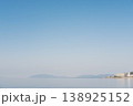 穏やかな湖辺の街並み、青空と山並みが織りなす風景	 138925152