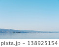 静穏な湖面に映る山々、月影と島々が織りなす水辺の風景 138925154