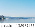 静穏な湖面に映る山々、月影と島々が織りなす水辺の風景 138925155