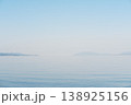 静穏な湖面に映る山々、月影と島々が織りなす水辺の風景 138925156