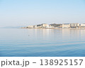 静穏な湖面に映る山々、月影と島々が織りなす水辺の風景 138925157