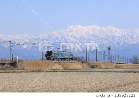 【あいの風とやま鉄道】立山連峰と521系1000番台（あいの風とやま鉄道線：水橋〜東富山） 138925222