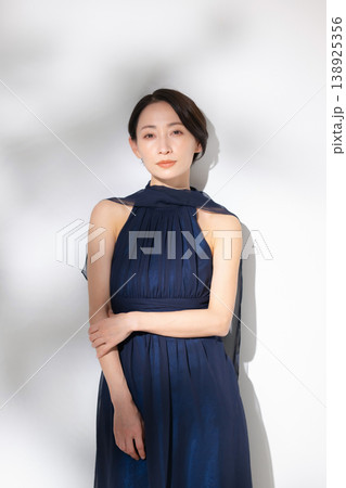ドレスを着た女性 ドレスを着た女性 138925356