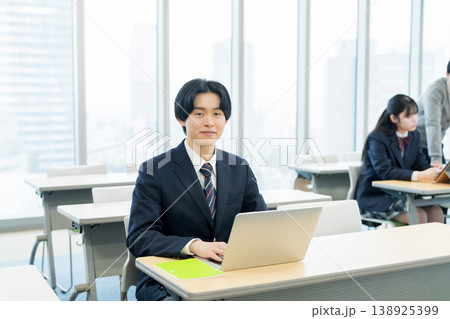 授業を受ける高校生 授業を受ける高校生 138925399