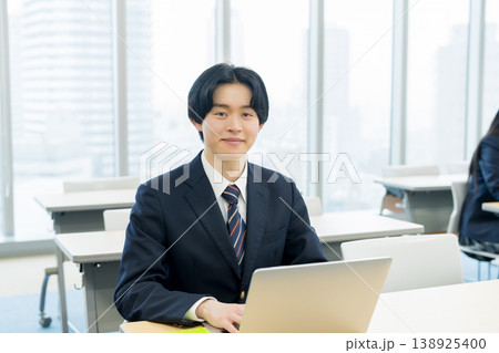 授業を受ける高校生 138925400