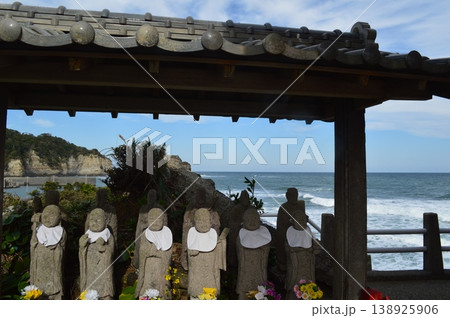 海に面した岩船地蔵尊の石地蔵達 海に面した岩船地蔵尊の石地蔵達 138925906