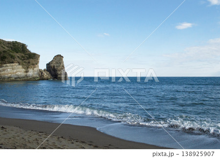 勝浦湾の青い海と空と白い波 勝浦湾の青い海と空と白い波 138925907