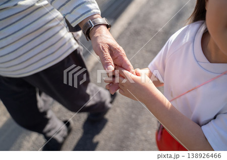 手をつなぐ祖母と女の子 手をつなぐ祖母と女の子 138926466