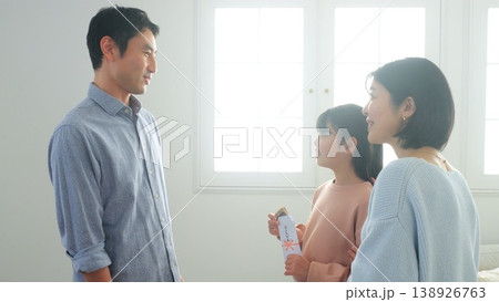 お年玉 親戚 家族 イメージ 138926763