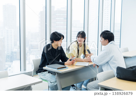 教室でスマホを見ながら話す学生たち 教室でスマホを見ながら話す学生たち 138926879