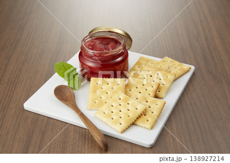 ツヤのある美味しそうないちごのコンフィチュールとクラッカーのイメージ ツヤのある美味しそうないちごのコンフィチュールとクラッカーのイメージ 138927214