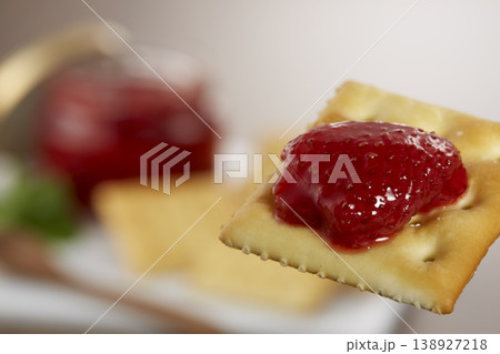 ツヤのある美味しそうないちごのコンフィチュールとクラッカーのイメージ ツヤのある美味しそうないちごのコンフィチュールとクラッカーのイメージ 138927218