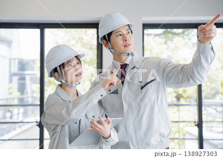 作業着の若い男性と女性 138927303