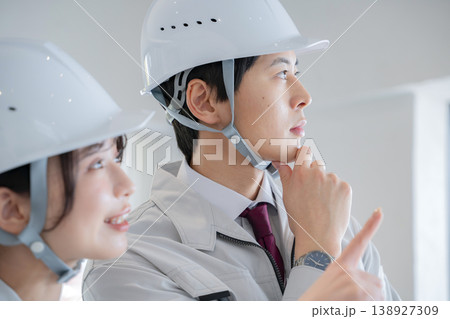 作業着の若い男性と女性 138927309