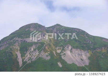 北海道羅臼町　知床峠展望台から羅臼岳を望む 138927423