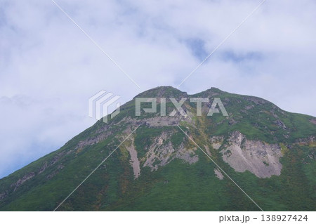 北海道羅臼町　知床峠展望台から羅臼岳を望む 138927424