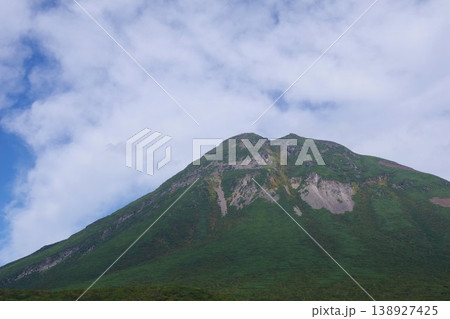 北海道羅臼町 知床峠展望台から羅臼岳を望む 北海道羅臼町 知床峠展望台から羅臼岳を望む 138927425